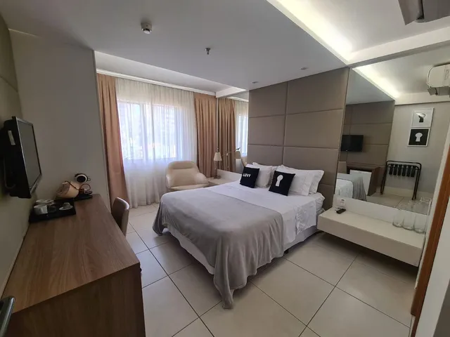 Apartamento mobiliado moderno com sala ampla e boa iluminação natural