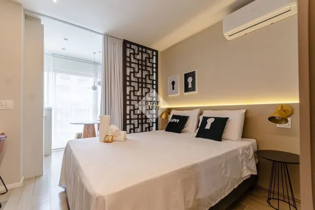Fechadura eletrônica em porta de apartamento mobiliado
