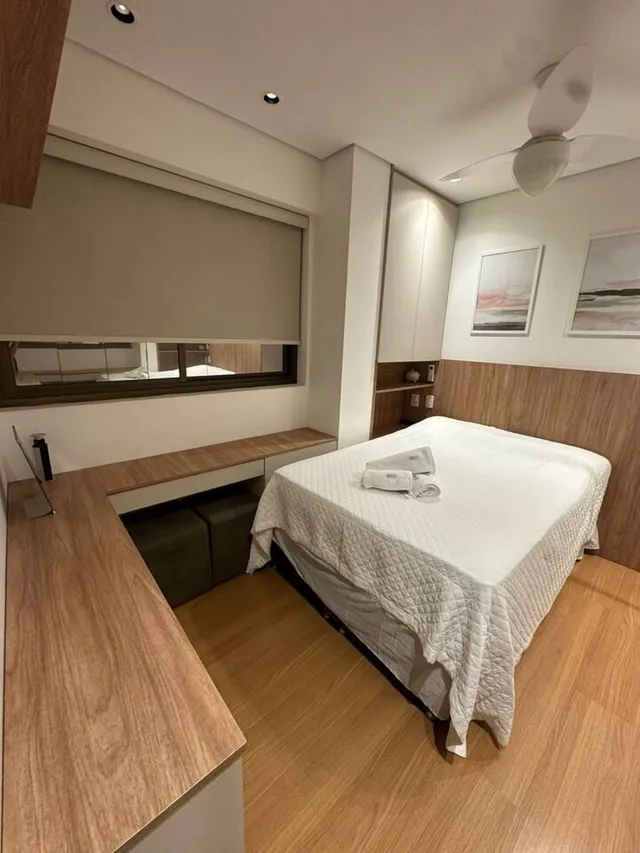 Apartamento mobiliado bem iluminado com sala de estar aconchegante