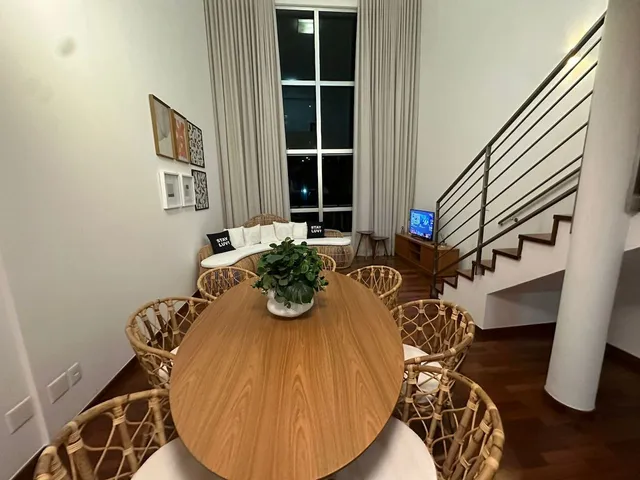 Sala de estar moderna com dispositivos smart home visíveis