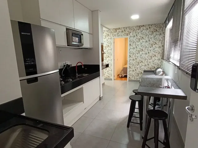 Rua arborizada com mansões e árvores frondosas em bairro nobre de São Paulo