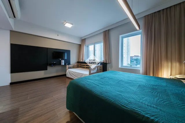 Sala de estar espaçosa com sofá amplo e área de jantar em apartamento familiar