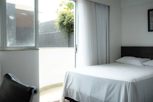 Cozinha de apartamento para temporada impecavelmente limpa com bancadas livres