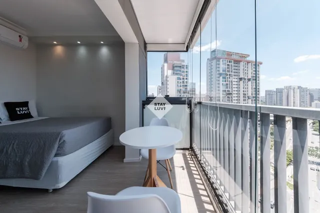 Apartamento mobiliado moderno com varanda e vista para bairro arborizado de BH