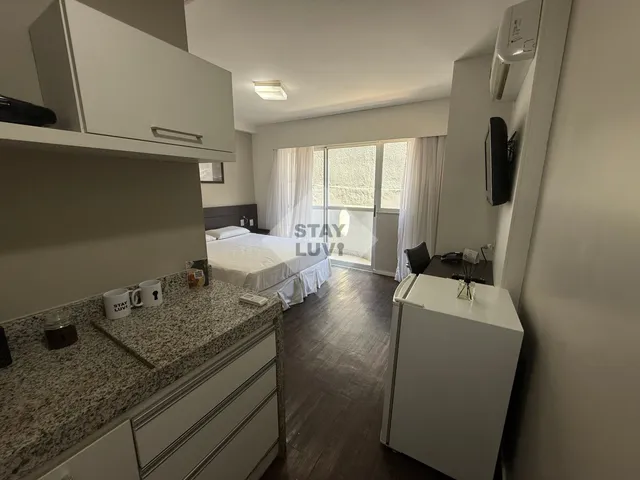 Técnico verificando painel elétrico em apartamento para temporada