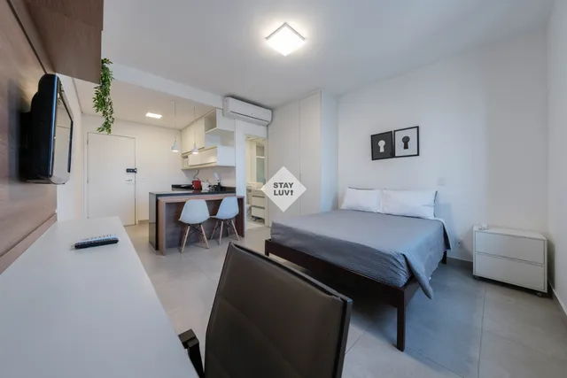 Apartamento de temporada com sala limpa e bem iluminada