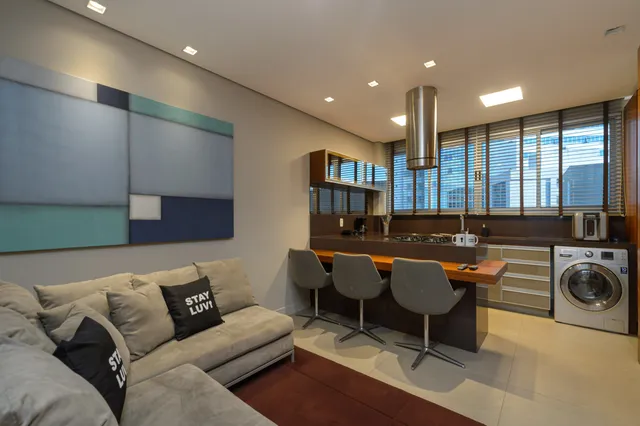 Apartamento contemporâneo no Brooklin com escritório integrado à sala e decoração neutra