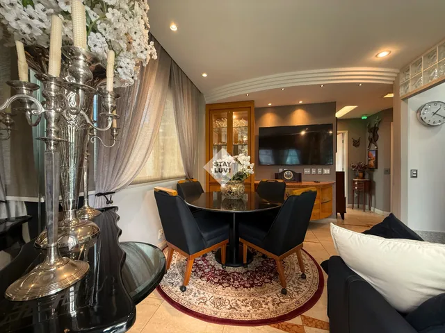 Apartamento moderno com varanda ampla e vista para conjunto residencial arborizado em BH
