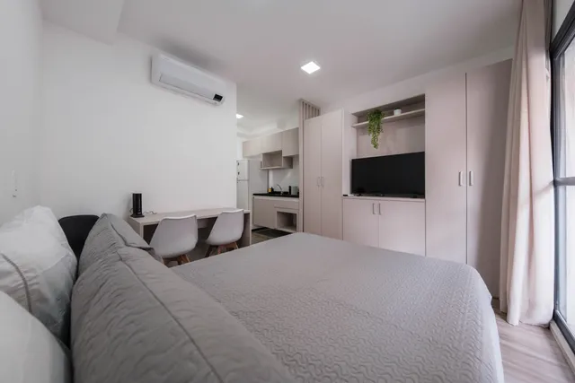 Corredor de apartamento moderno para temporada com iluminação suave