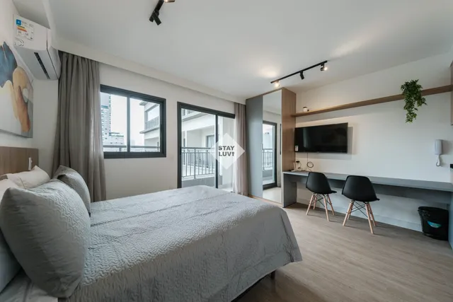 Apartamento mobiliado com varanda e vista para ruas arborizadas de Moema