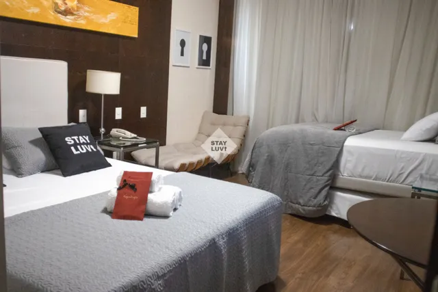 Apartamento compacto com sala integrada à cozinha e decoração moderna