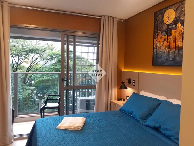 Calendário de reservas em tela de notebook ao lado de apartamento para temporada