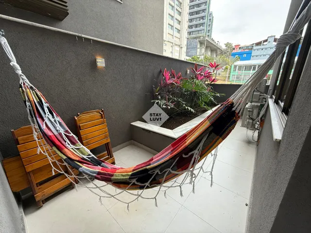 Apartamento de temporada claro e arejado com vista para vegetação costeira