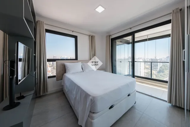 Sala de estar moderna de apartamento mobiliado com vista noturna pela janela