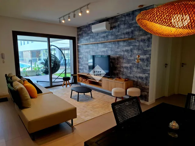 Apartamento de um quarto recém-mobiliado com cama, criado-mudo e janela ampla
