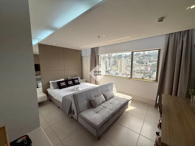 Apartamento moderno no centro de BH com janelas amplas e vista para a Praça da Liberdade