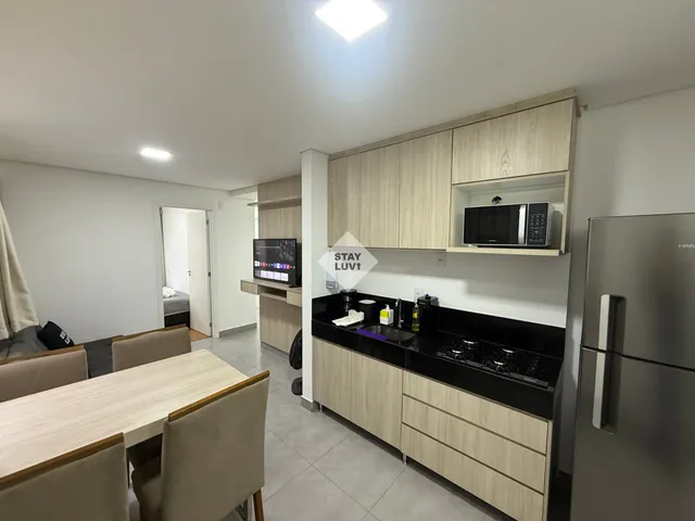 Corredor de prédio residencial com portas fechadas e boa iluminação