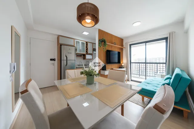 Apartamento mobiliado com sala de estar organizada e janelas com persiana