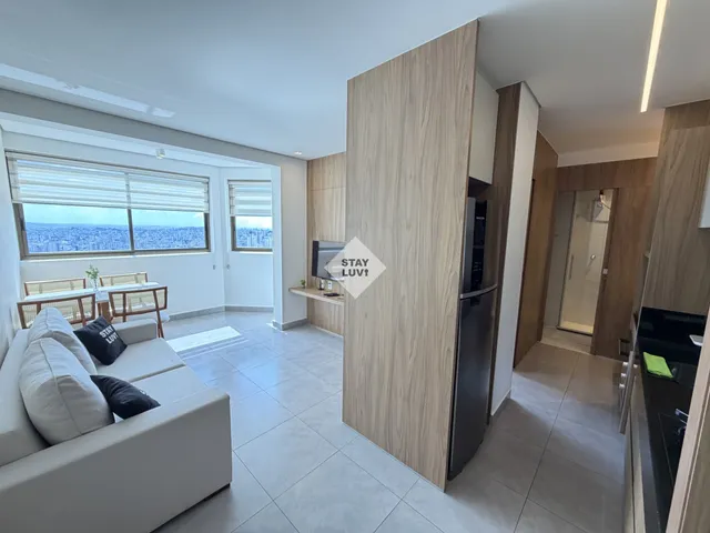 Apartamento mobiliado com mesa de trabalho e janela com luz natural