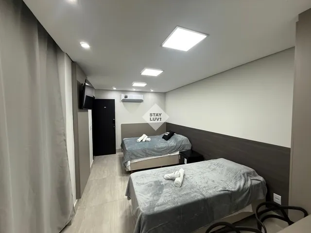 Condomínio residencial com área verde, piscina e apartamentos modernos em Tamboré Alphaville