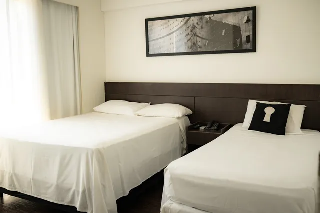 Sala de estar de apartamento mobiliado moderno em condomínio fechado