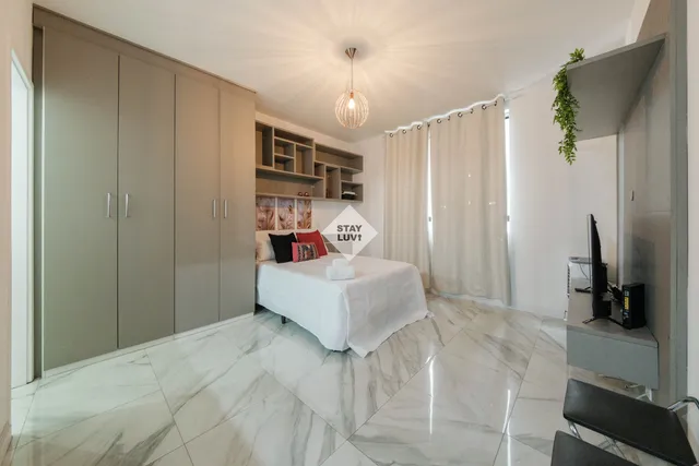 Apartamento mobiliado com sala de estar organizada e luminosa