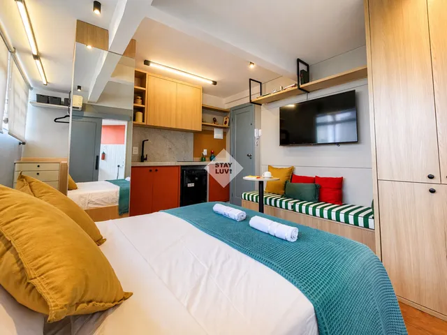 Vista de dois apartamentos mobiliados lado a lado, um com decoração clara e outro com tons mais escuros