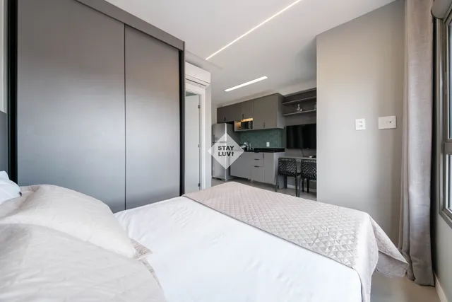 Apartamento mobiliado com área de trabalho e janelas amplas em Belo Horizonte
