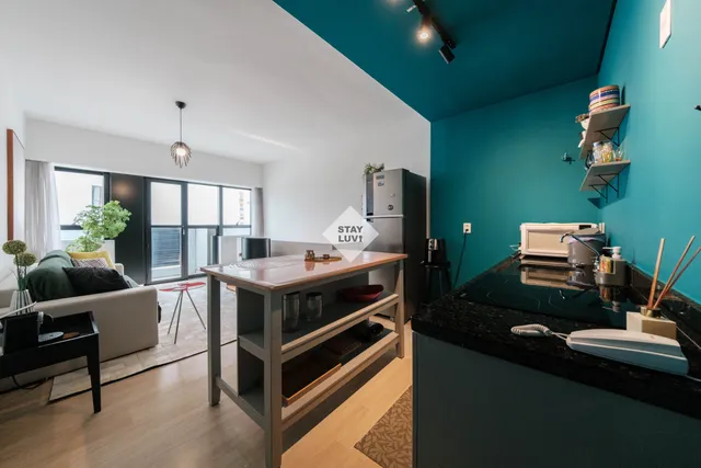 Apartamento moderno em São Paulo com vista para arranha-céus e luz natural abundante