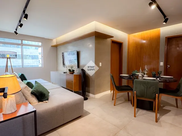 Apartamento moderno com vista para skyline de São Paulo ao entardecer