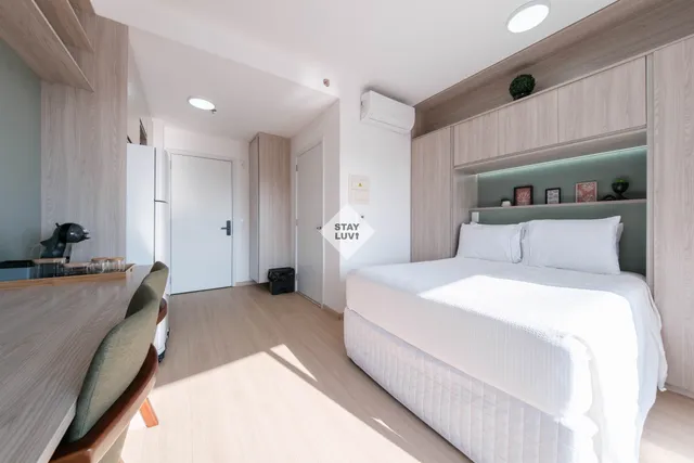 Apartamento mobiliado com varanda e vista para bairro arborizado de Belo Horizonte